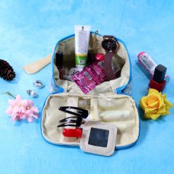 PORTABLE MAKEUP BAG WIDELY USED BY WOMENS FOR STORING THEIR MAKEUP EQUIPMENTS AND ALL WHILE TRAVELLING AND MOVING.